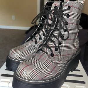 Chunky platform boots